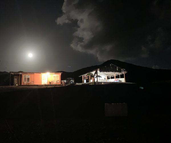 la isla lodge at night